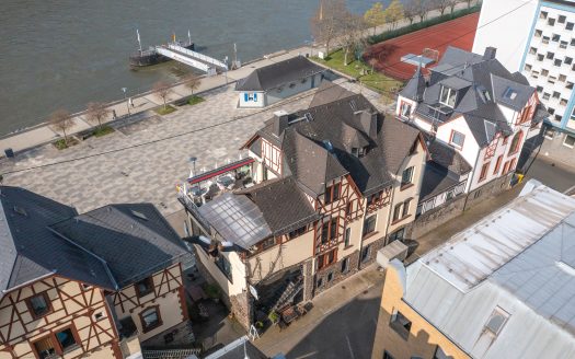 Beliebtes Restaurant direkt am Rhein