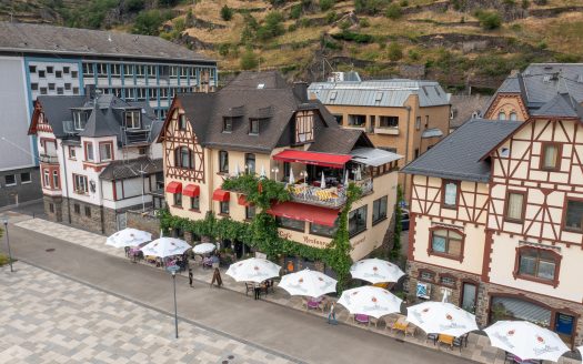 Beliebtes Restaurant direkt am Rhein