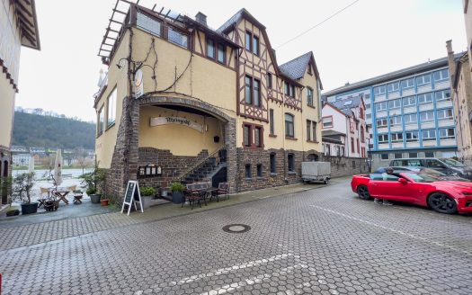 Beliebtes Restaurant direkt am Rhein