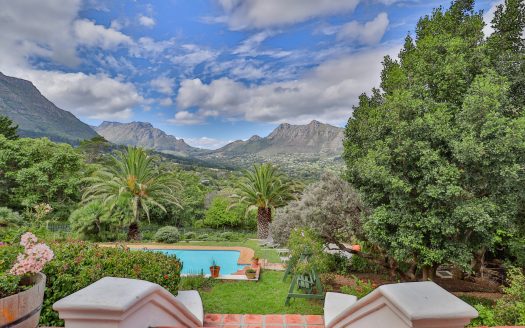 Traumhaftes Anwesen mit Talblick und Gästehaus in Hout Bay, Kapstadt.