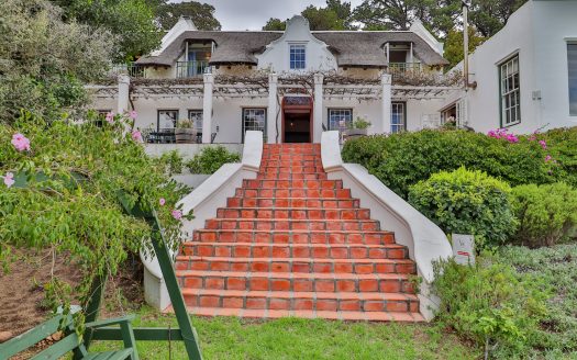 Traumhaftes Anwesen mit Talblick und Gästehaus in Hout Bay, Kapstadt.