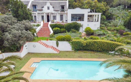 Traumhaftes Anwesen mit Talblick und Gästehaus in Hout Bay, Kapstadt.