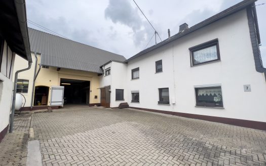 Gepflegtes Haus mit Scheune und großem Grundstück