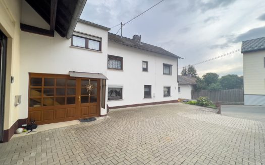 Gepflegtes Haus mit Scheune und großem Grundstück