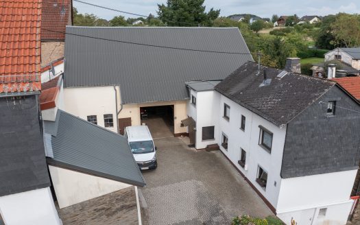 Gepflegtes Haus mit Scheune und großem Grundstück