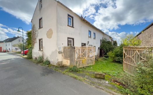 Fachwerk-Bauernhaus mit Scheune