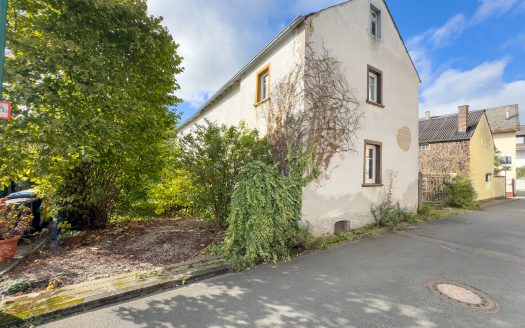 Fachwerk-Bauernhaus mit Scheune