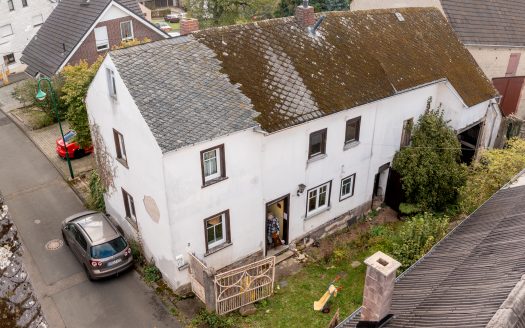 Fachwerk-Bauernhaus mit Scheune