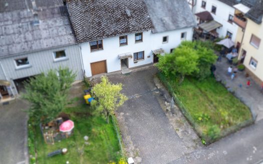 Charmantes Doppelhaus mit großem Potenzial in idyllischer Lage von Dienethal