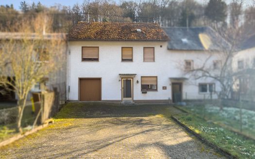 Charmantes Doppelhaus mit großem Potenzial in idyllischer Lage von Dienethal