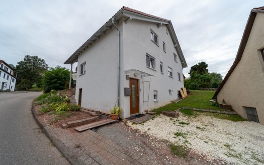 Modernes Einfamilienhaus mit viel Platz und großem Grundstück