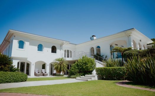 Spanische Farm in Somerset West – Luxus, Natur, Panorama & Nachhaltigkeit vereint