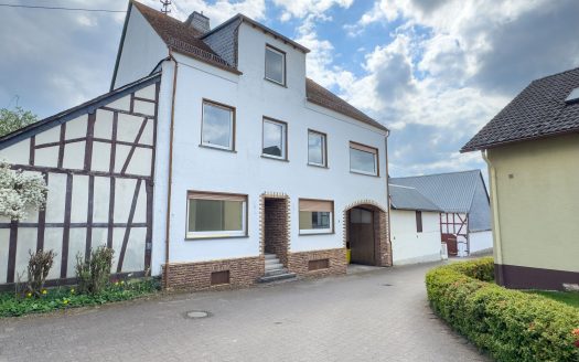 Bauernhaus mit Scheune, Innenhof & Ausbaupotenzial in Hunzel