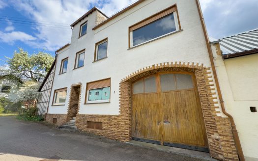 Bauernhaus mit Scheune, Innenhof & Ausbaupotenzial in Hunzel