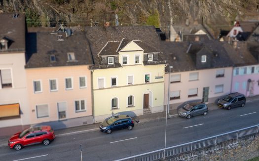 Charmantes Fachwerk-Mehrfamilienhaus mit Rhein- und Loreleyblick in