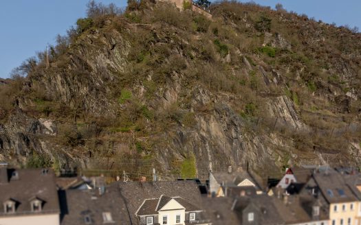 Charmantes Fachwerk-Mehrfamilienhaus mit Rhein- und Loreleyblick in